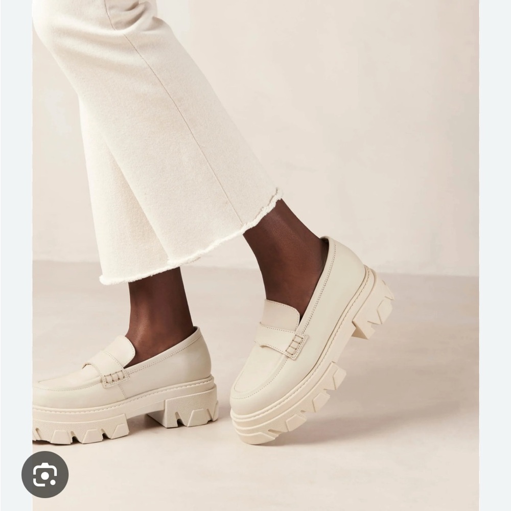 ALOHAS Cream Flats with Chunky Platform Sole